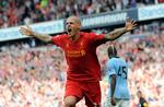 målscorer. Med et kraftfuldt hoivedstød scorede Martin Skrtel det første mål i 2-2-kampen mod Manchester City. 
