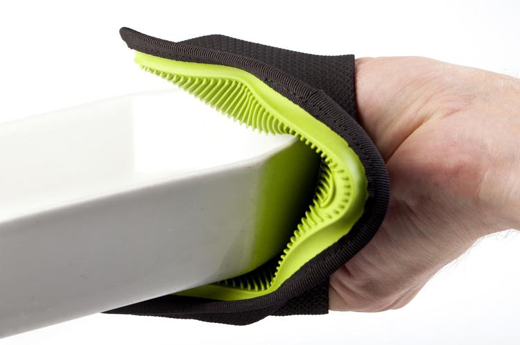 Skridsikker. Med Lékué-grydelappen har man et godt greb på varme fade. I modsætning til flere af testens andre produkter, isolerer de udmærket. 