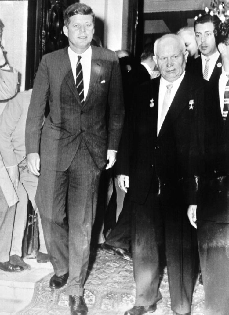 Forhandling. John F. Kennedy og Nikita Khrusjtjov stiller op til foto efter mødet i Wien 4. juni 1961. 