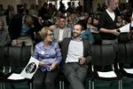 Forløsning. Borgmester Jacob Bundsgaard, ser tilfreds ud i øjeblikket efter Aarhus blev udnævnt som Europæisk kulturhovedstad. Sønderborgs Aase Nyegaard sidder til venstre. 