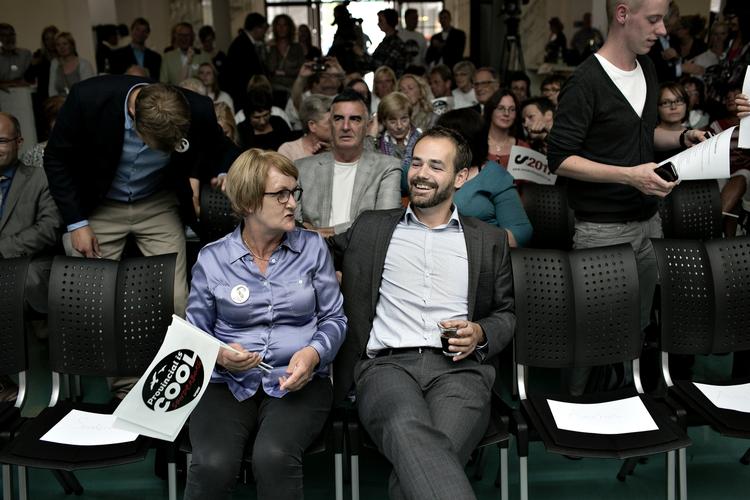 Forløsning. Borgmester Jacob Bundsgaard, ser tilfreds ud i øjeblikket efter Aarhus blev udnævnt som Europæisk kulturhovedstad. Sønderborgs Aase Nyegaard sidder til venstre. 