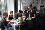 Rungende. Akustikken er ikke noget at råbe hurra for på Retour Steak. Lyden kastes frem og tilbage og anmelderen valgte at drikke sin kaffe på en café rundt om hjørnet. 