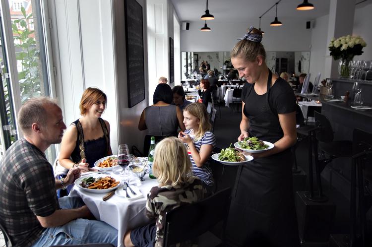 Rungende. Akustikken er ikke noget at råbe hurra for på Retour Steak. Lyden kastes frem og tilbage og anmelderen valgte at drikke sin kaffe på en café rundt om hjørnet. 