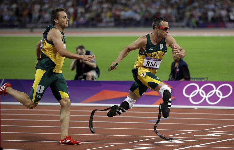 Dobbelt. Oscar Pistorius (t.h.) fik ikke medalje med OL, men er storfavorit ved paralympics. 