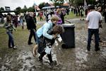 Festligt. To kvinder forcerer muderet foran open air-scenen på Tønder Festival. 