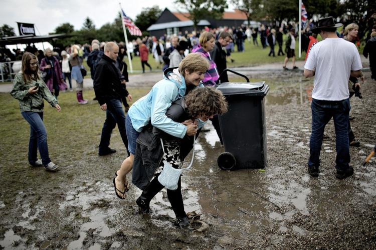 Festligt. To kvinder forcerer muderet foran open air-scenen på Tønder Festival. 