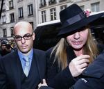 racist? Diors chefdesigner John Galliano (th) ankommer sammen emd sin advokat  til politistationen i Paris til afhøring i forbindelse med tre sager om påstået racisme. Den ene dokumenteret på video. 