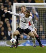 Duel. Hvis Modric skal i nærkontakt med Manchester Uniteds Paul Scholes igen, så bliver det i Champions League. 