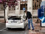 Køreklar. her får den nyeste version af Toyota Prius et skud strøm. Efter 90 minutters opladning kan den køre 25 kilometer på elkraft. 