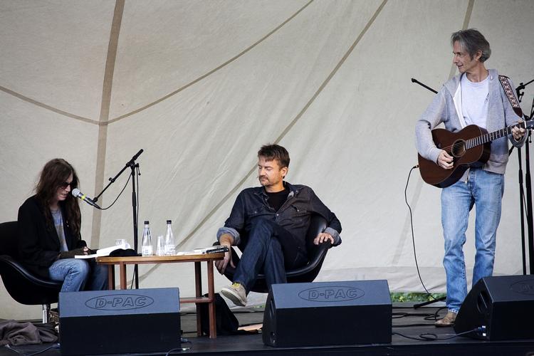 Starstruck. Christian Lund interviewer Patti Smith, som på et tidspunkt synger en rørende version af 'Fire of Unknown Origin' til publikums - og Christian Lunds - store fornøjelse. 