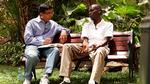 Filmens instruktør, Dinesh D’Souza, taler bl.a. med Barack Obamas halvbror George Obama. 