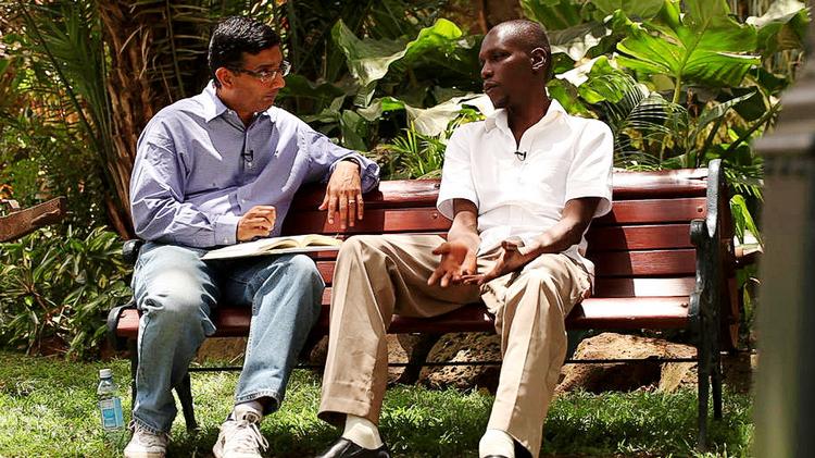 Filmens instruktør, Dinesh D’Souza, taler bl.a. med Barack Obamas halvbror George Obama. 