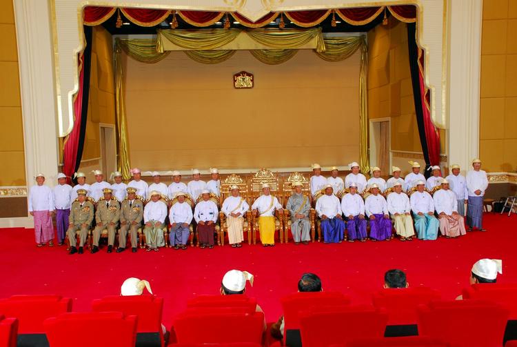 LEDERE. Myanmar, der tidligere blev kaldt Burma, har i dag fået nye medlemmer af regeringen. Her er det et billede af regeringen, som den så ud i marts sidste år. 