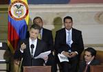 omsiggribende. Juan Manuel Santos er ikke bare villig til at tale fred med Columbias største oprørsbevægelse, Farc. Også nummer to,den nationale befrielseshær EL, kan blive indlemmet i samtalerne. 