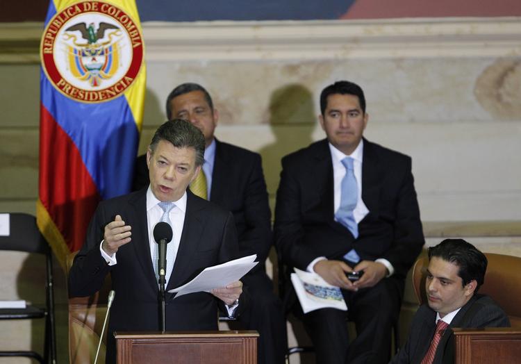 omsiggribende. Juan Manuel Santos er ikke bare villig til at tale fred med Columbias største oprørsbevægelse, Farc. Også nummer to,den nationale befrielseshær EL, kan blive indlemmet i samtalerne. 