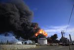 landesorg. Branden på Venezuelas største olieraffinaderi begyndte lørdag med en voldsom eksplosion. Præsidenten har erklæret tre dages landesorg. 