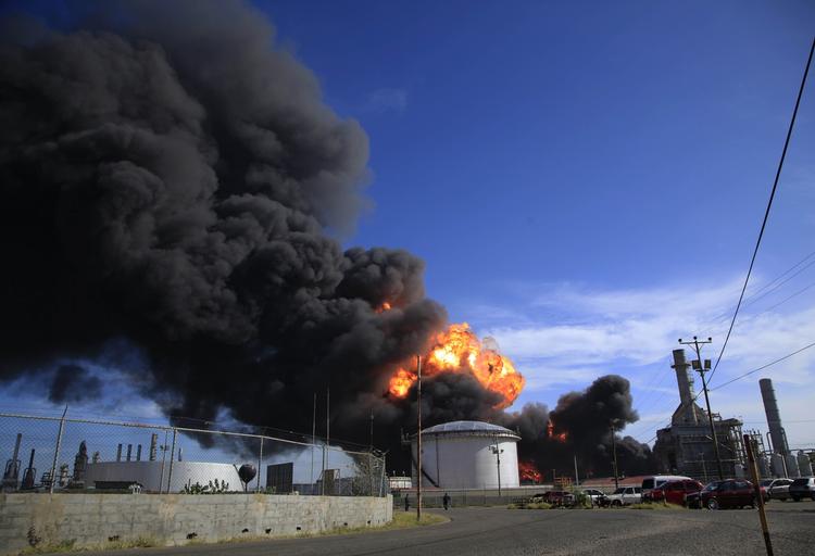landesorg. Branden på Venezuelas største olieraffinaderi begyndte lørdag med en voldsom eksplosion. Præsidenten har erklæret tre dages landesorg. 