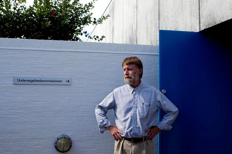 Parat. I dag går det løs i Skattesagskommissionen. Formanden, landsdommer Lars E. Andersen, viste i grå rundt i staldene: en ombygget tidligere retssal i den nu nedlagte Gladsaxe Ret. 