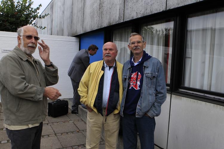 SKATTESAG. Tilhørere ud for retten i Gladsaxe på førstedagen af afhøringerne om statsministerens skattesag. Her Klaus og Jesper Balle. 