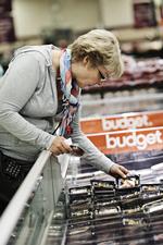 Downsizing. Forbrugerne skal se sig grundigt for. En lang række varer indeholder mindre end tidligere. 