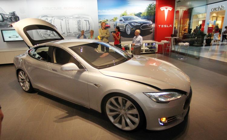 vokseværk. Udviklingen af elbiler har betydet at de små modeller nu flere steder er blevet afløst af store modeller som denne Tesla Model S. 