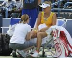 drillerier. Caroline Wozniacki får behandlet sit skadede knæ i semifinalen i New Haven, hvor danskeren måtte give op at fortsætte. 
