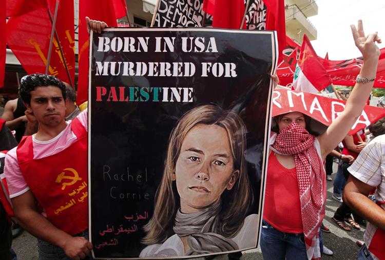 symbol. Rachel Corrie protesterede mod Israels nedrivning af huse i Gaza i 2003, da hun blev kørt over og knust af en bulldozer. Siden er hun blevet et af symbolerne på den palæstinensiske opstand. 