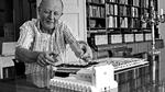 Mangesidig. Arkitekt. Poul Ingemann leger med sine modeller i sin tegnestue. Undervejs har han både tegnet boliger, skabt udstillinger og kreeret særegne møbler. Samt forsket i arkitekturens væsen. 