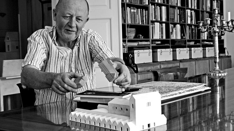 Mangesidig. Arkitekt. Poul Ingemann leger med sine modeller i sin tegnestue. Undervejs har han både tegnet boliger, skabt udstillinger og kreeret særegne møbler. Samt forsket i arkitekturens væsen. 