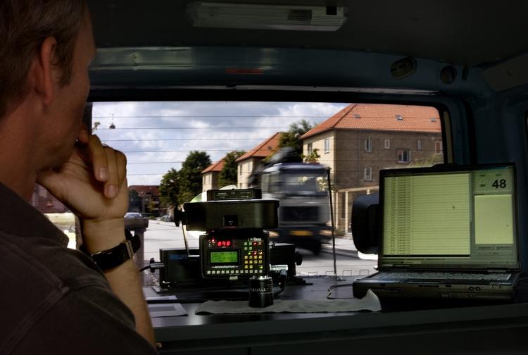 Bøder. Politiets nye fotovogne skal tjene 595 millioner om året til statskassen. Stærekasser er bedre til at sænke farten, siger konservative (Arkivfoto) 
