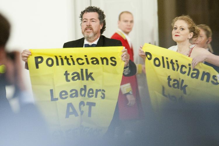 KLIMAAKTION. Efter at være kommet ind til gallamiddagen på Christiansborg foldede Greenpeaceaktivisterne bannere med opfordringer til at få gjort noget ved klimaproblemerne ud. 