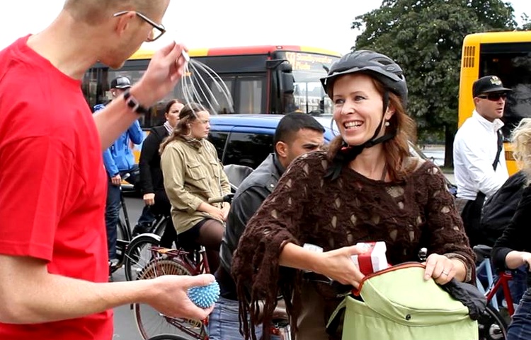 Gulerod. I stedet for at straffe dem, der kører råddent, belønner karmaagenter høflige cyklister. 