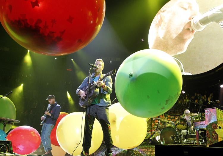 Koncert. Sådan så det ud, da forsanger Chris Martin og resten af Coldplay var på scenen i Køln på deres igangværende verdensturné. 