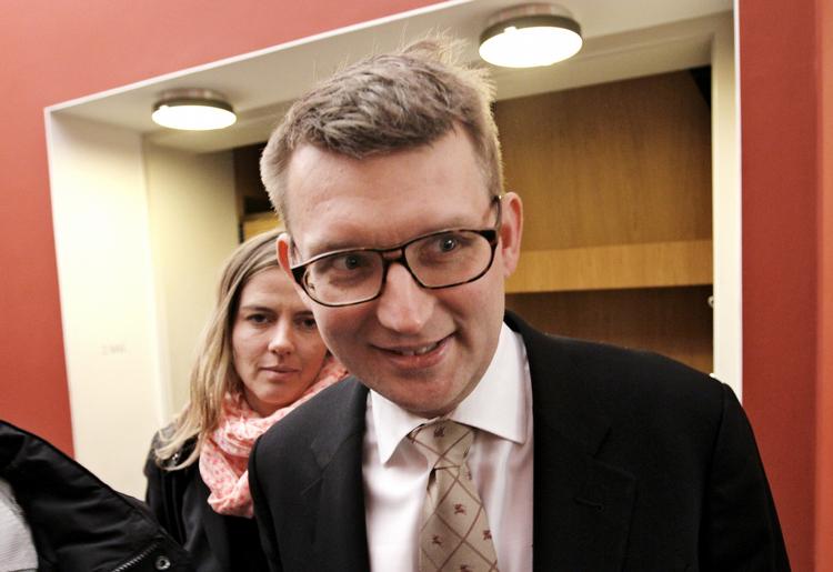 Forklaring. Hvis det bliver bevist, at Troels Lund Poulsen som skatteminister forsøgte at påvirke behandlingen af Thornings skattesag, risikerer han selv at få en sag om magtmisbrug på halsen. 