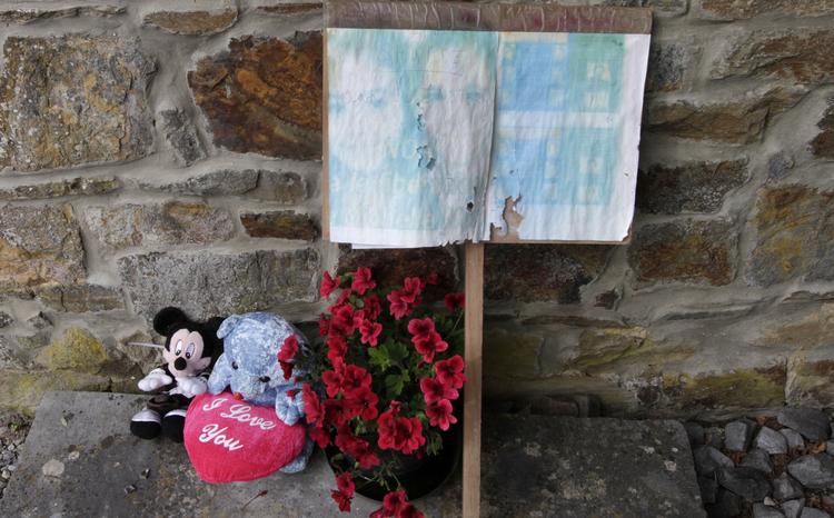 Minde. Et famlet billede af Dutroux' ofre er placeret foran det lille katolske kloster i landsbyen Malonne, som har accepteret at modtage barnemorderens kumpan. 