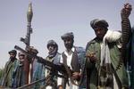 FORSONING. Tidligere Taliban-militante holder deres våben frem i forbindelse med en forsoningsceremoni med den afghanske regering i foråret. 