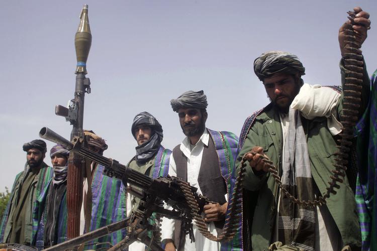 FORSONING. Tidligere Taliban-militante holder deres våben frem i forbindelse med en forsoningsceremoni med den afghanske regering i foråret. 