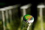 Sodavandsboost. Faxe Kondi vil ikke ud med, hvad de har talt med Klumben og Raske Penge om. Kunstnerne vil dog gerne fortælle, at de vil tage imod penge fra sodavandsproducenten med kyshånd. 