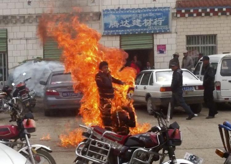 SELVMORD. Denne mand satte ild til sig selv den 20. juni i år i Kinas Qinghai-provins. Han er en af mange, der har sat ild til sig selv i protest mod den kinesiske tilstedeværelse i Tibet. 