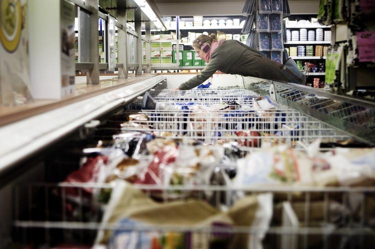 DYRT. Danskerne betaler så meget for varerne i supermarkedet, hos tandlægen og telefonselskabet, at det er svært at bede dem holde igen med lønkravene, lyder det fra topchefer. 