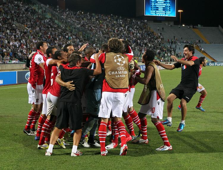 Jubel. SC Braga er klar til CL for anden gang i klubbens historie. Deres deltagelse i 2010-2011 resulterede i en tredjeplads i gruppesillet, hvorefter klubbens spillede sig helt frem til finalen i Europa League hvor det blev til nederlag mod FC Porto. 