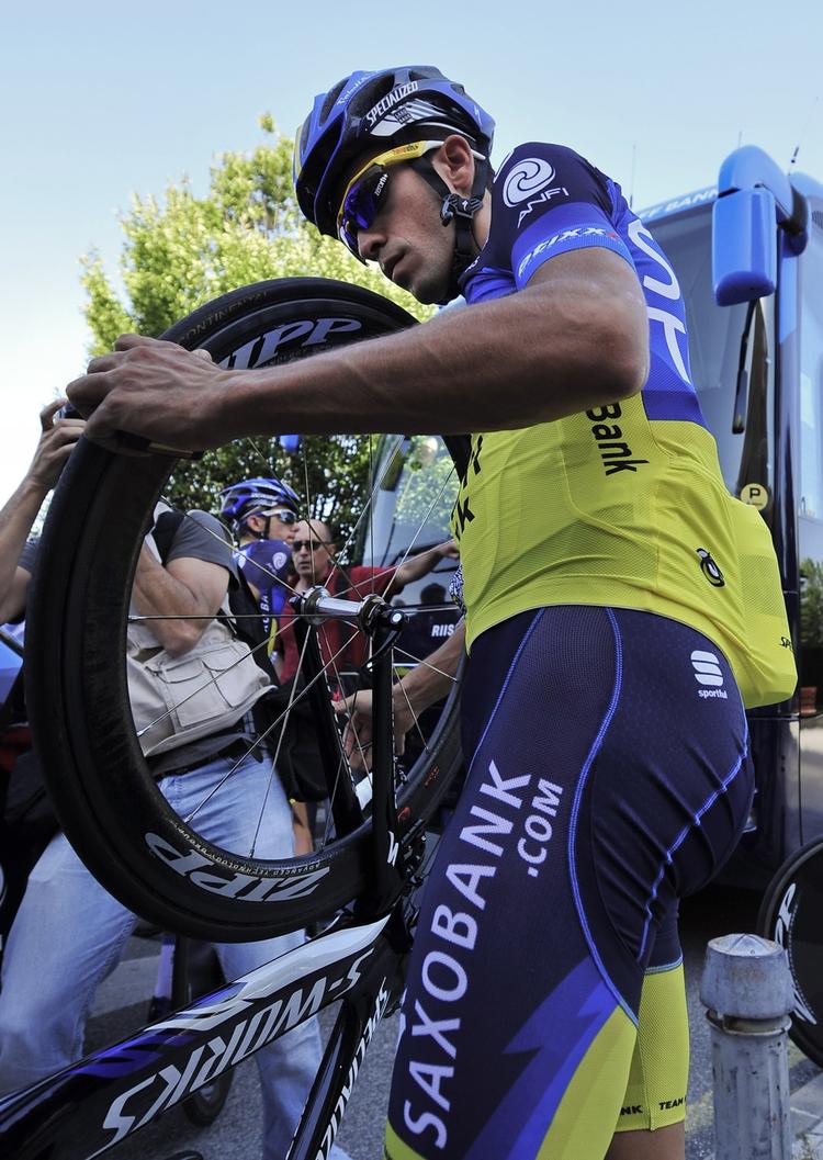 Baghjul. Contador er 1,00 minut efter den førende rytter. 