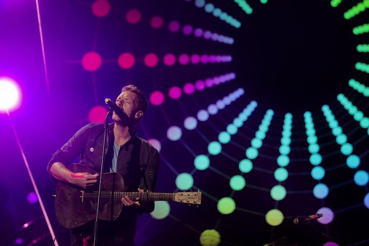 Energi. Coldplay leverede et »festfyrværkeri«, et »dionysisk sansebrag« med adskillige »larger-than-life«-øjeblikke, lyder det fra avisanmelderne efter Coldplay-koncerten i Parken. 