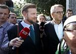 ventet. Peter Arnfeldt blev modtaget af et stort pressekorps, da han ankom til Skattesagskommissionen i formiddags. 