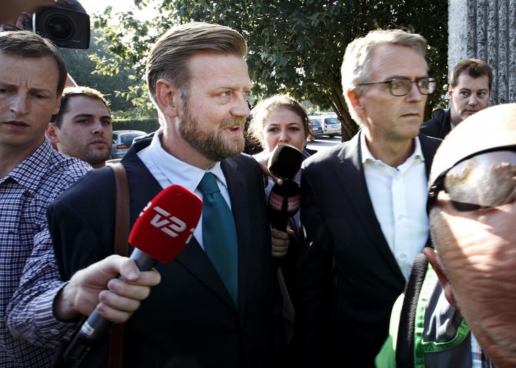 ventet. Peter Arnfeldt blev modtaget af et stort pressekorps, da han ankom til Skattesagskommissionen i formiddags. 