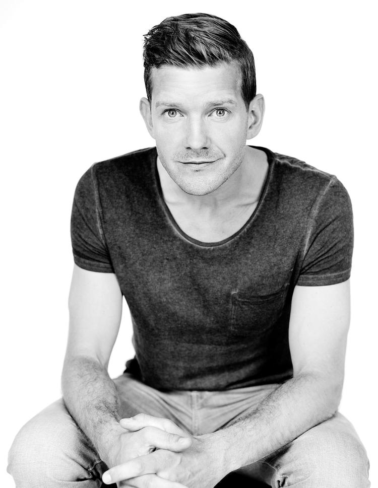 Håndelag. Johannes Lilleøre har en sikker hånd med replikker. Romanen  mestrer han knap så godt. PR-foto 