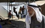 FLYGTNINGESTRØM. Stadigt flere flygtninge søger mod Syriens nabolande for at undgå kampene mellem oprørere og regeringshær. 