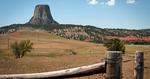 MARKANT. Devils Tower, der rejser sig 386 meter op fra det forholdsvis flade landskab, er et af de spektakulære udflugtsmål i nærheden af Mount Rushmore. 