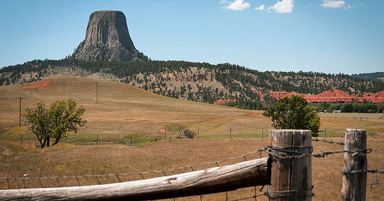MARKANT. Devils Tower, der rejser sig 386 meter op fra det forholdsvis flade landskab, er et af de spektakulære udflugtsmål i nærheden af Mount Rushmore. 