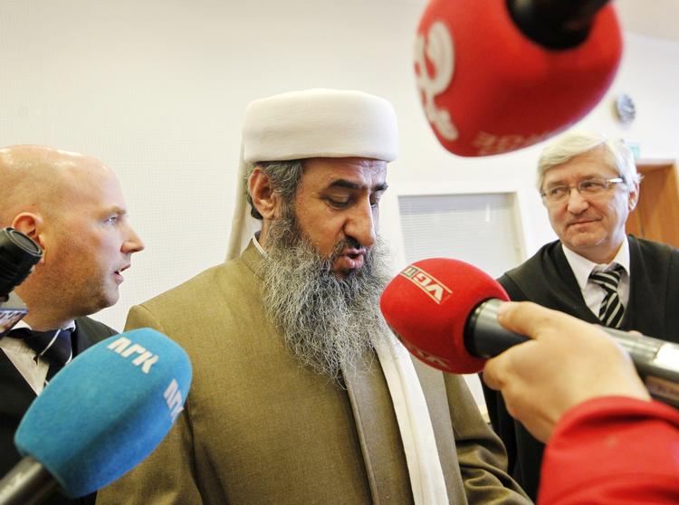 dømt. Mullah Krekar fotograferet under retsagen i begyndelsen af året, hvor han blev idømt fem års fængsel. Nu får en endnu et oven i hatten. 